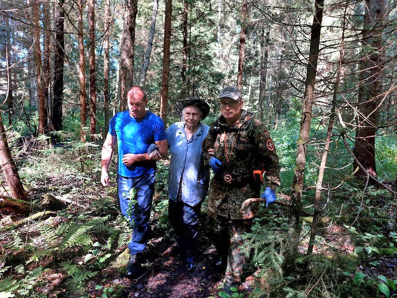 Спасатели ГКУ МО «Мособлпожспас» нашли пенсионерку, которая провела ночь в лесу в Рузском городском округе