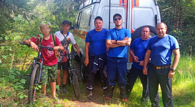 Спасатели ГКУ МО «Мособлпожспас» вывели из леса заблудившихся подростков