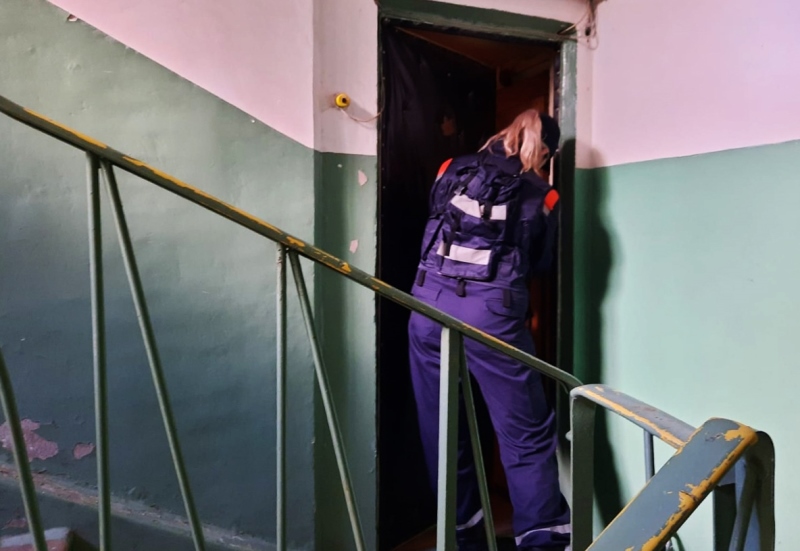 Спасатели ПСЧ-233 ГКУ МО «Мособлпожспас» деблокировали дверь в квартиру, где находилась парализованная женщина