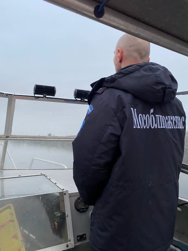 Работники ГКУ МО «Мособлпожспас» на лодке эвакуировали велосипедистку, получившую травму ноги