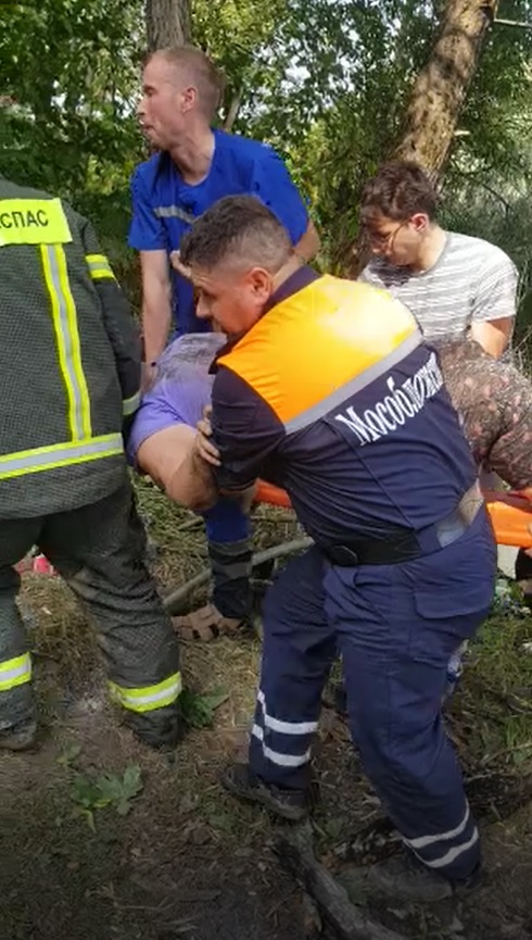 Работники ГКУ МО «Мособлпожспас» спасли женщину, попавшую под колеса скатившегося со склона автомобиля