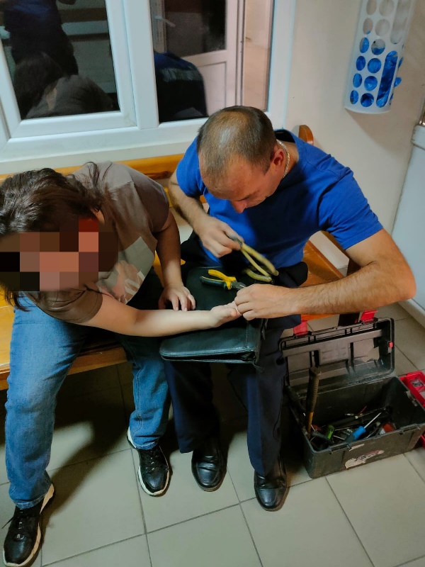 Спасатели ГКУ МО «Мособлпожспас» освободили девушку с травмой руки от застрявшего на пальце кольца
