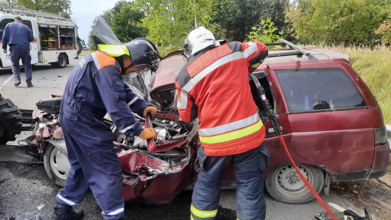 Спасатели ГКУ МО «Мособлпожспас» деблокировали пострадавших в дорожно-транспортном происшествии с трактором