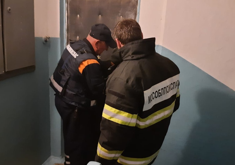 Работники ГКУ МО «Мособлпожспас» деблокировали дверь в квартиру, где находилась обездвиженная пенсионерка