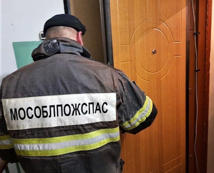 Спасатели ГКУ МО «Мособлпожспас» деблокировали дверь квартиры с маленькими детьми