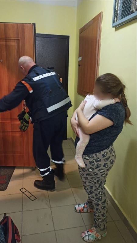 Спасатели ГКУ МО «Мособлпожспас» деблокировали дверь квартиры, в которой находился маленький ребенок
