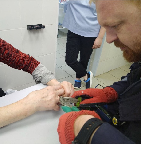 Спасатели ГКУ МО «Мособлпожспас» помогли снять кольцо женщине, которая получила травму