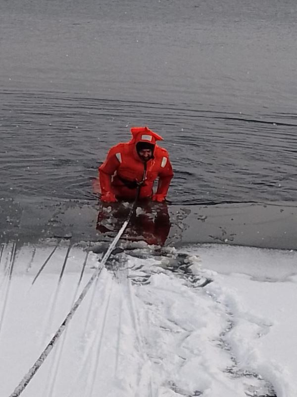 Спасатели ГКУ МО «Мособлпожспас» отработали навыки спасения пострадавших из ледяной полыньи