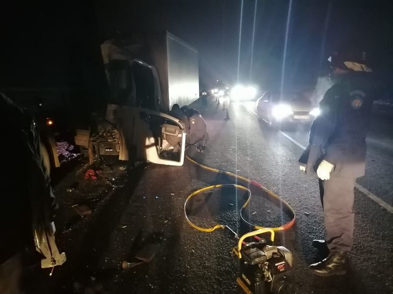 Спасатели ГКУ МО «Мособлпожспас» деблокировали пострадавшего в ДТП с двумя грузовиками
