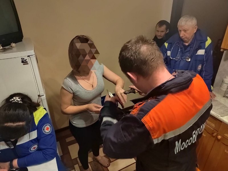 Спасатели ГКУ МО «Мособлпожспас» освободили палец женщины от кольца, причинявшего боль