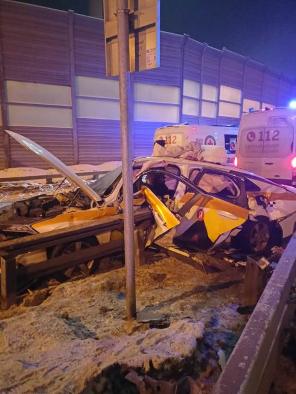 Спасатели ГКУ МО «Мособлпожспас» достали двух пострадавших в ДТП из разбитой машины
