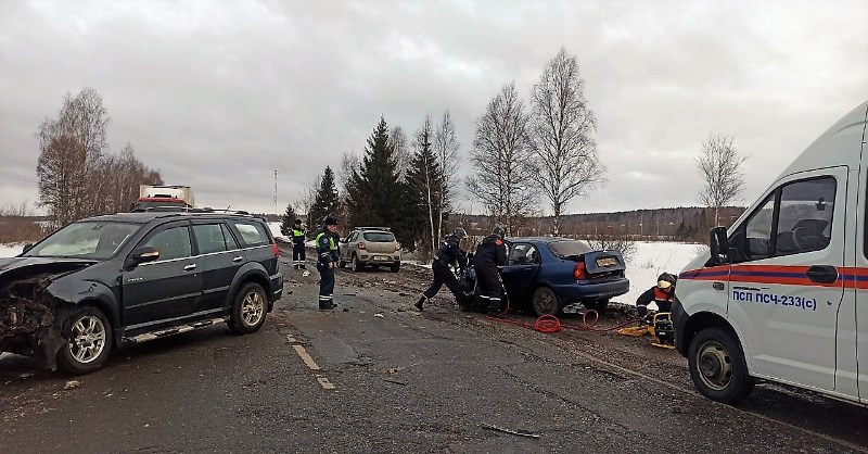 Спасатели ГКУ МО «Мособлпожспас» вытащили из разбитой машины пострадавшего в ДТП с участием трёх автомобилей