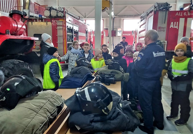 Пожарные ГКУ МО «Мособлпожспас» провели экскурсию для школьников из Рузского городского округа