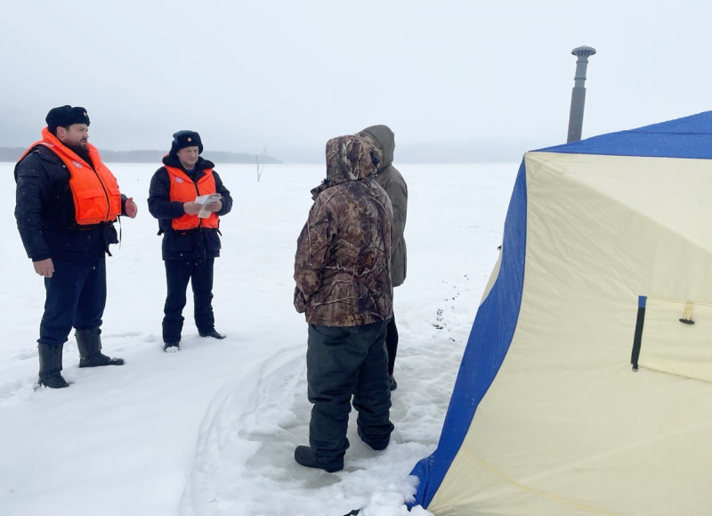 Спасатели ГКУ МО «Мособлпожспас» рассказали о сокращении толщины льда водоемов Подмосковья