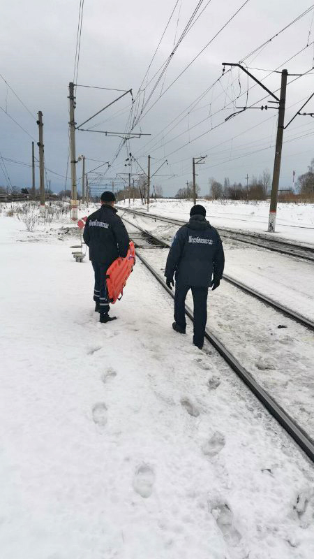 Работники ГКУ МО «Мособлпожспас» оказали помощь женщине, которой стало плохо вблизи железнодорожных путей в Волоколамске