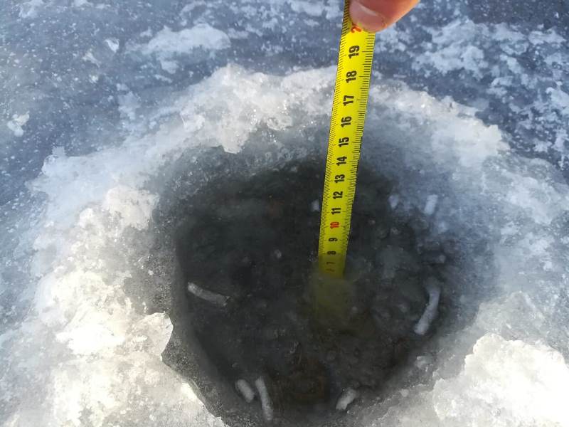 Спасатели ГКУ МО «Мособлпожспас» рекомендовали рыбакам воздержаться от выхода на лед в оттепель