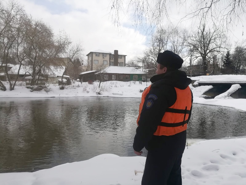 Спасатели ГКУ МО «Мособлпожспас» назвали 17 водоемов с опасной толщиной льда
