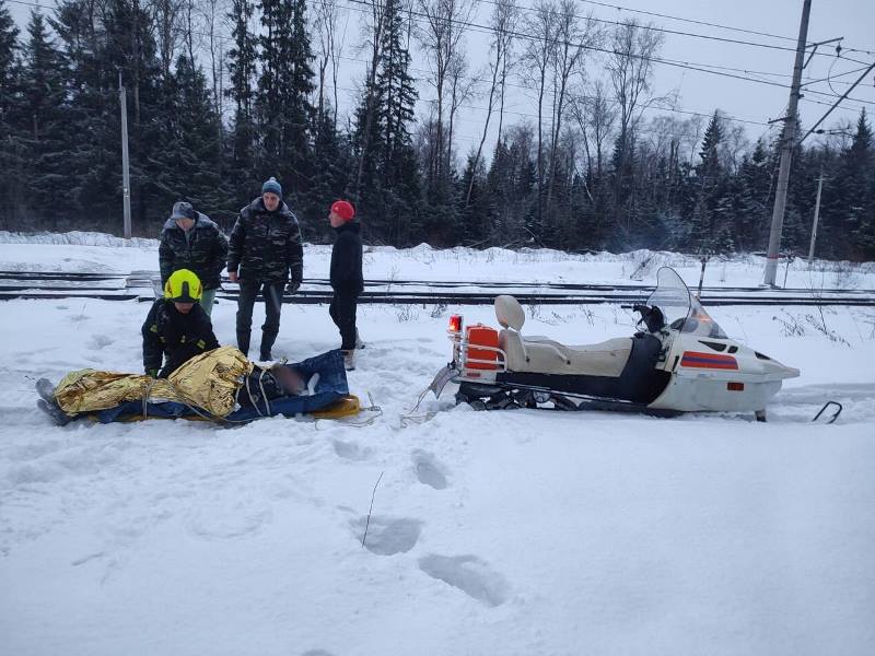 Работники ГКУ МО «Мособлпожспас» помогли мужчине, замерзающему на снегу