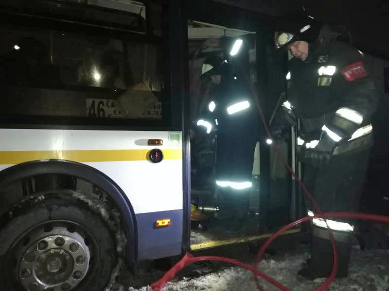 Работники ГКУ МО «Мособлпожспас» деблокировали попавшего в ДТП водителя рейсового автобуса