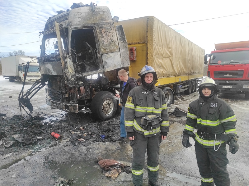 Пожарные ГКУ МО «Мособлпожспас» потушили загоревшийся на автостоянке грузовик