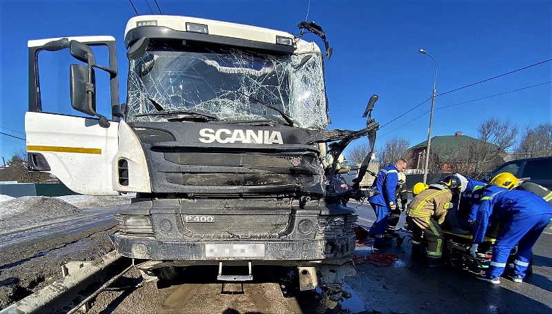 Работники ГКУ МО «Мособлпожспас» деблокировали пострадавшего в ДТП с участием двух грузовиков