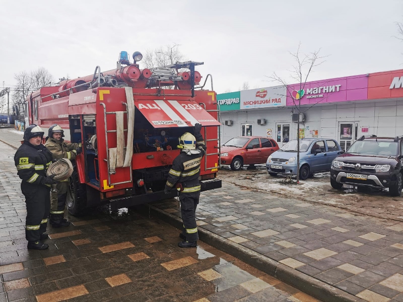 Работники ГКУ МО «Мособлпожспас» провели пожарно-тактические занятия в торговом центре Волоколамска