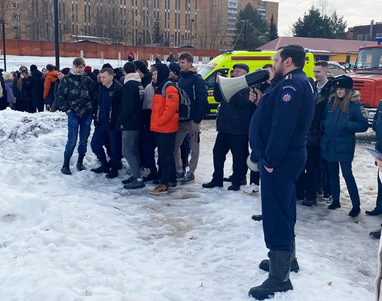 Работники ГКУ МО «Мособлпожспас» провели тренировку по спасению пострадавшего из ледяной полыньи