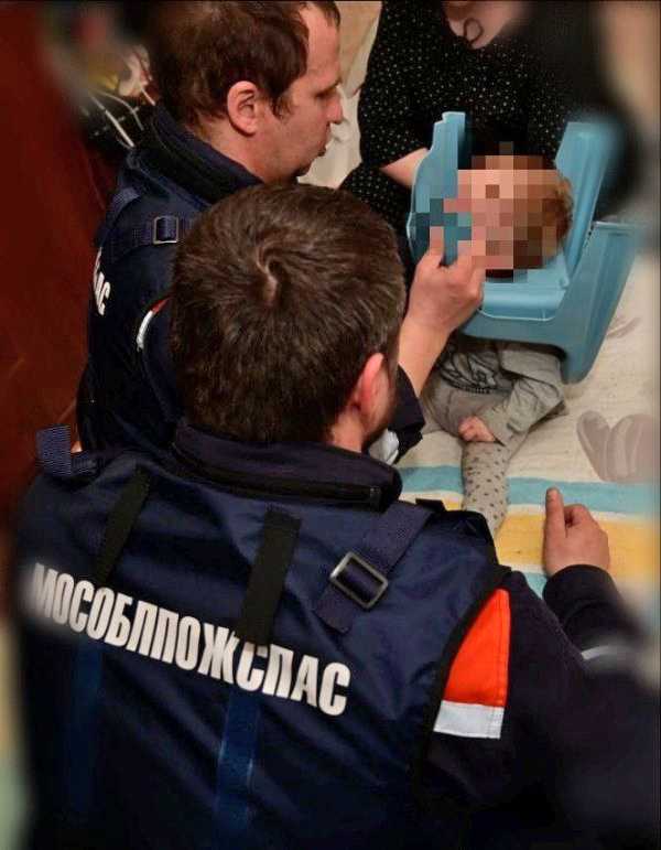 Работники ГКУ МО «Мособлпожспас» сняли стул-горшок с головы годовалого малыша