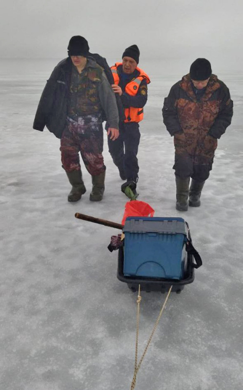 Спасатели ГКУ МО «Мособлпожспас» помогли добраться до берега рыбакам, угодившим под лед водоема в Шатуре