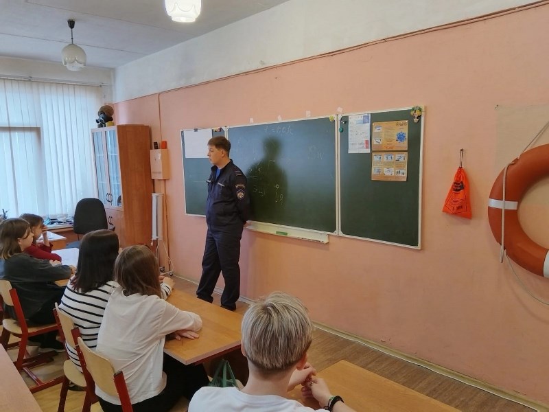 Спасатели ГКУ МО «Мособлпожспас» провели урок безопасности для каширских школьников