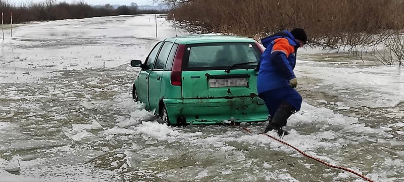 Работники ГКУ МО «Мособлпожспас» вытащили автомобиль, провалившийся под лед в зоне подтопления в Луховицах
