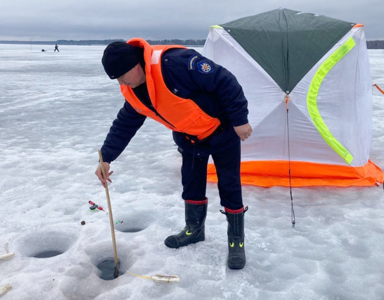 Работники ГКУ МО «Мособлпожспас» сообщили об утоньшении льда на Иваньковском водохранилище