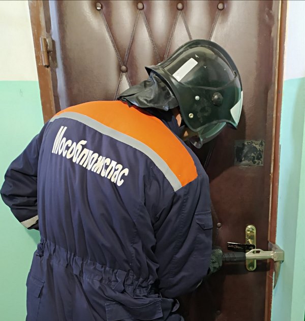 Спасатели ГКУ МО «Мособлпожспас» вызволили двух пенсионерок из запертой квартиры