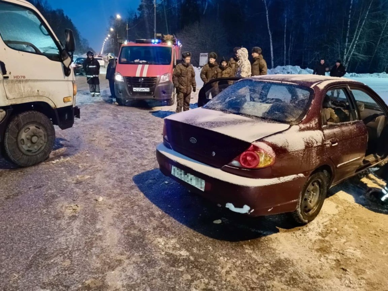 Спасатели ГКУ МО «Мособлпожспас» оказали помощь пострадавшему в ДТП пассажиру легковушки