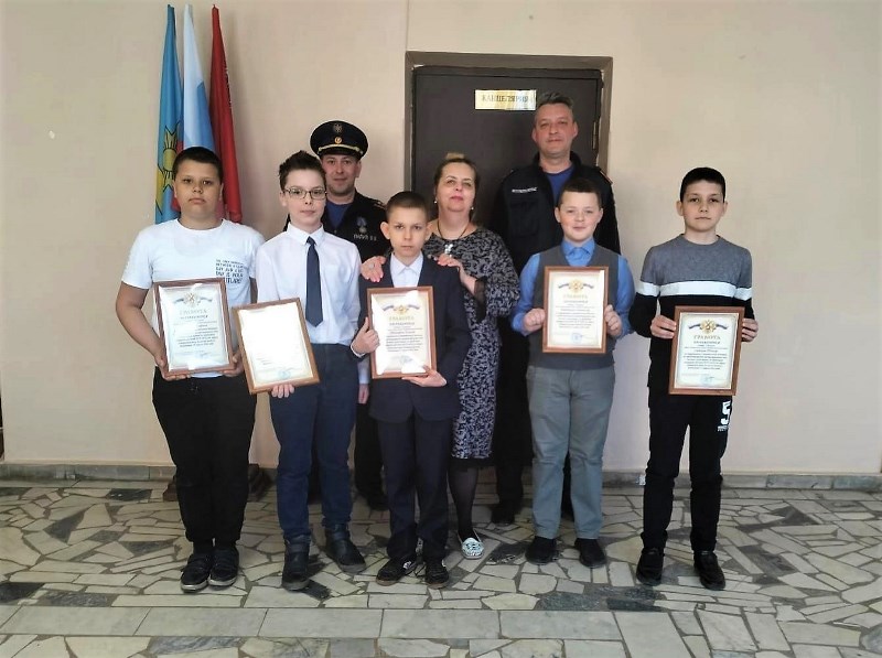 Работники ГКУ МО «Мособлпожспас» наградили школьников, которые помогли потушить травяной пал