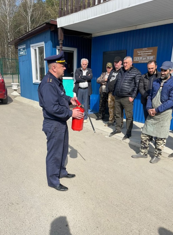 Работники ГКУ МО «Мособлпожпас» провели занятие по пожарной безопасности для сотрудников строительного рынка в Серпухове
