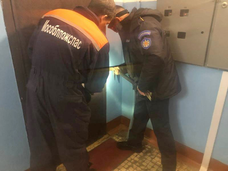 Спасатели ГКУ МО «Мособлпожспас» деблокировали дверь квартиры, где находились трое детей