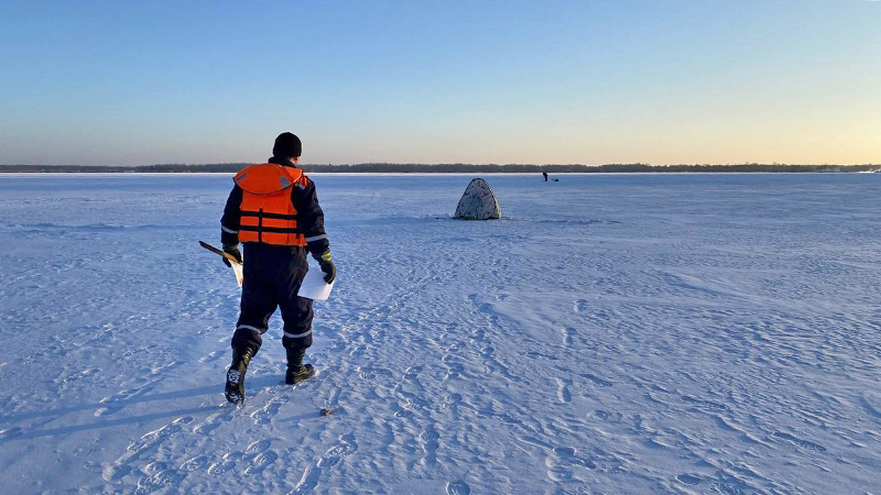 Спасатели ГКУ МО «Мособлпожспас» предупредили, что морозы не являются гарантией прочности льда водоемов