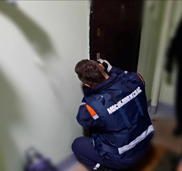 Работники ГКУ МО «Мособлпожспас» освободили из запертой квартиры пенсионерку с признаками инсульта
