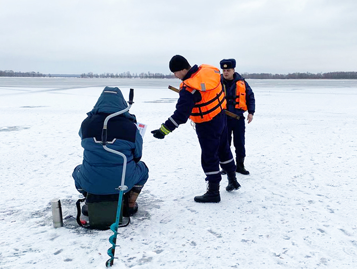 Работники ГКУ МО «Мособлпожспас» рассказали рыбакам о способах самоспасения из полыньи