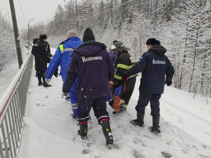 В Талдоме спасатели ГКУ МО «Мособлпожспас» эвакуировали с железнодорожных путей мужчину, которого сбил электропоезд