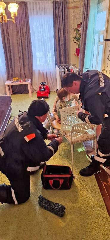 Спасатели ГКУ МО «Мособлпожспас» помогли малышу, у которого палец застрял в спинке стула