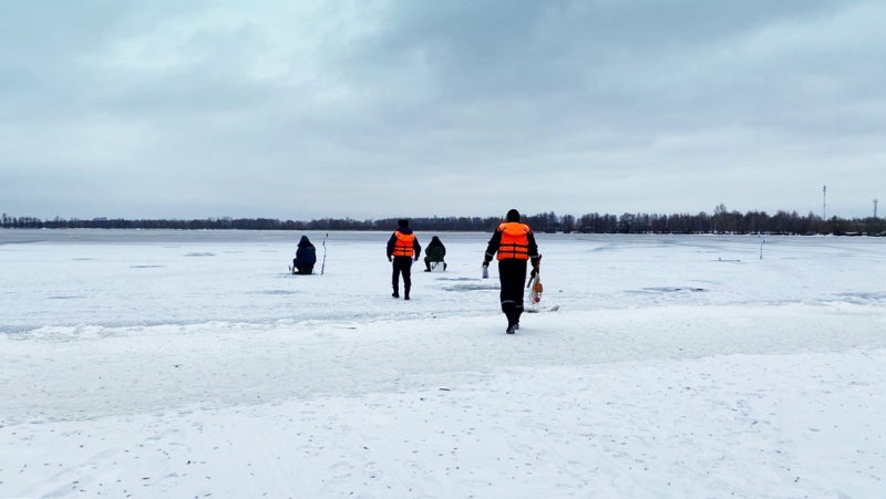 Спасатели ГКУ МО «Мособлпожспас» рассказали, как безопасно выбрать место для зимней рыбалки