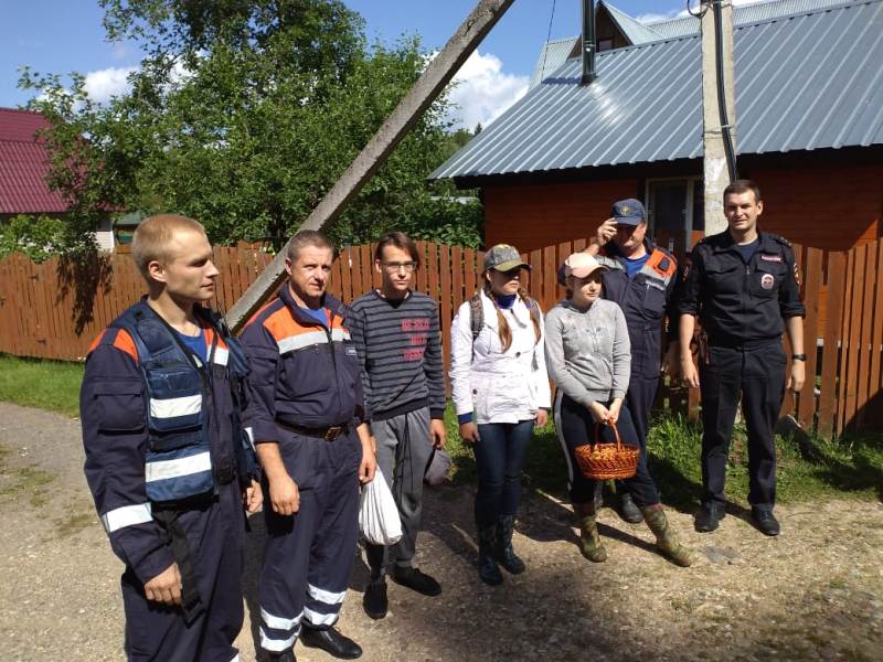 Спасатели ГКУ МО «Мособлпожспас» вывели трех подростков из леса