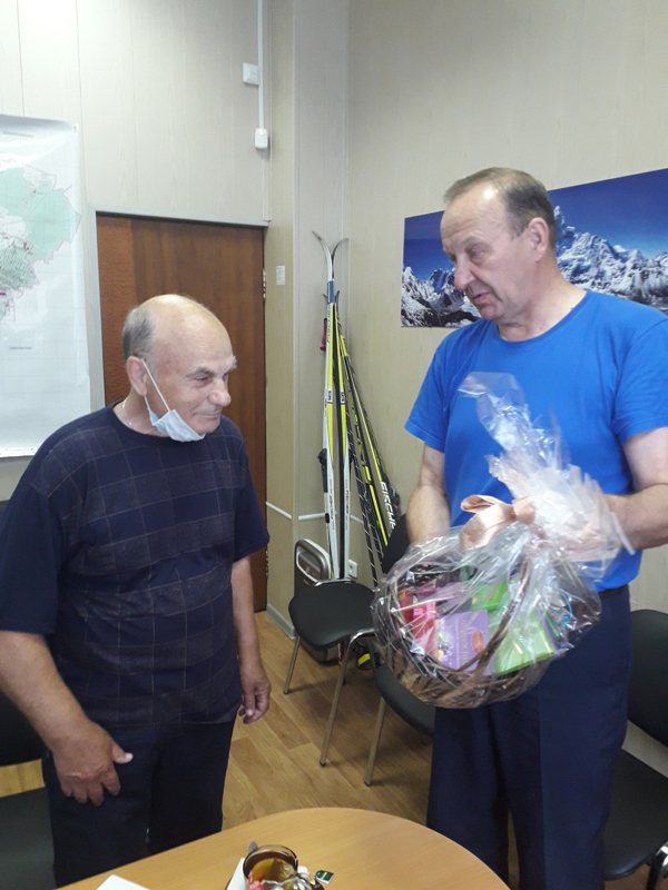 Работники ГКУ МО «Мособлпожспас» поздравили с юбилеем ветерана пожарной охраны