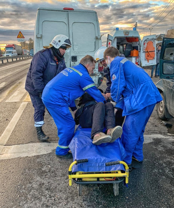 Спасатели ГКУ МО «Мособлпожспас» деблокировали пострадавшего в ДТП на трассе «Волга»