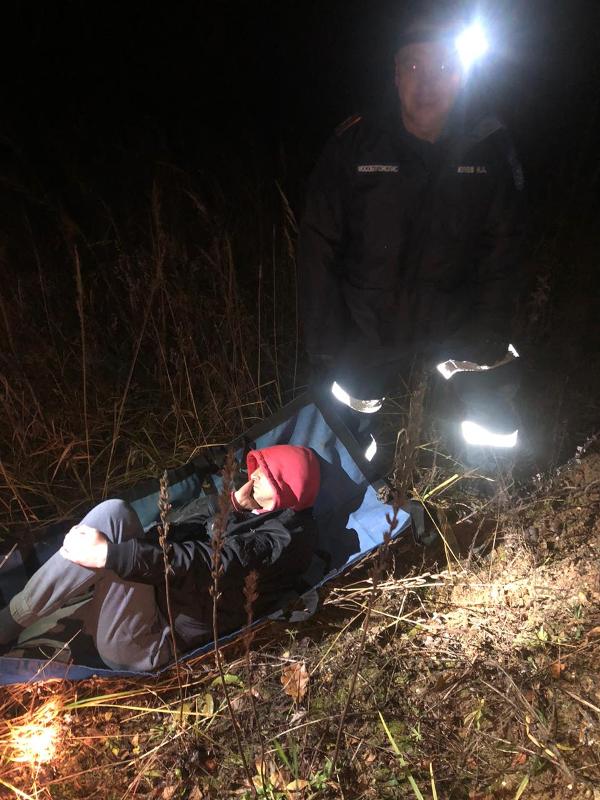 Спасатели ГКУ МО «Мособлпожспас» вынесли из леса мужчину, повредившего ногу